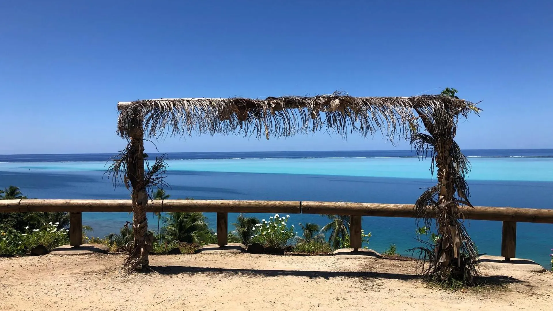Les Pieds Dans L'Eau A Huahine. Maison Climatisee Parea